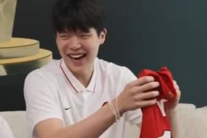 😂杨瀚森接过开拓者球衣魔性笑声乐坏美网友：FMVP般的笑声